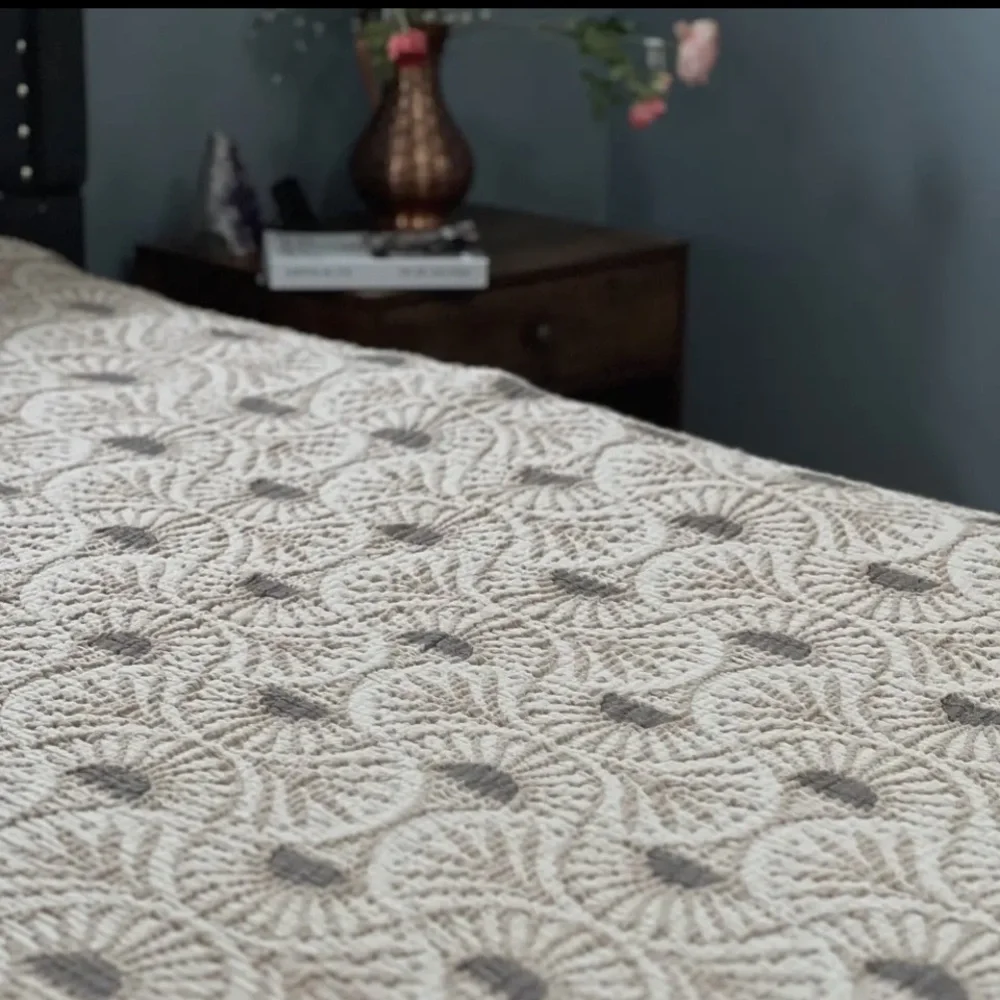 KING Deco Leaf Quilt Bedspread Comforter 2 Side FLiPSiDE Tan + Cream NEW